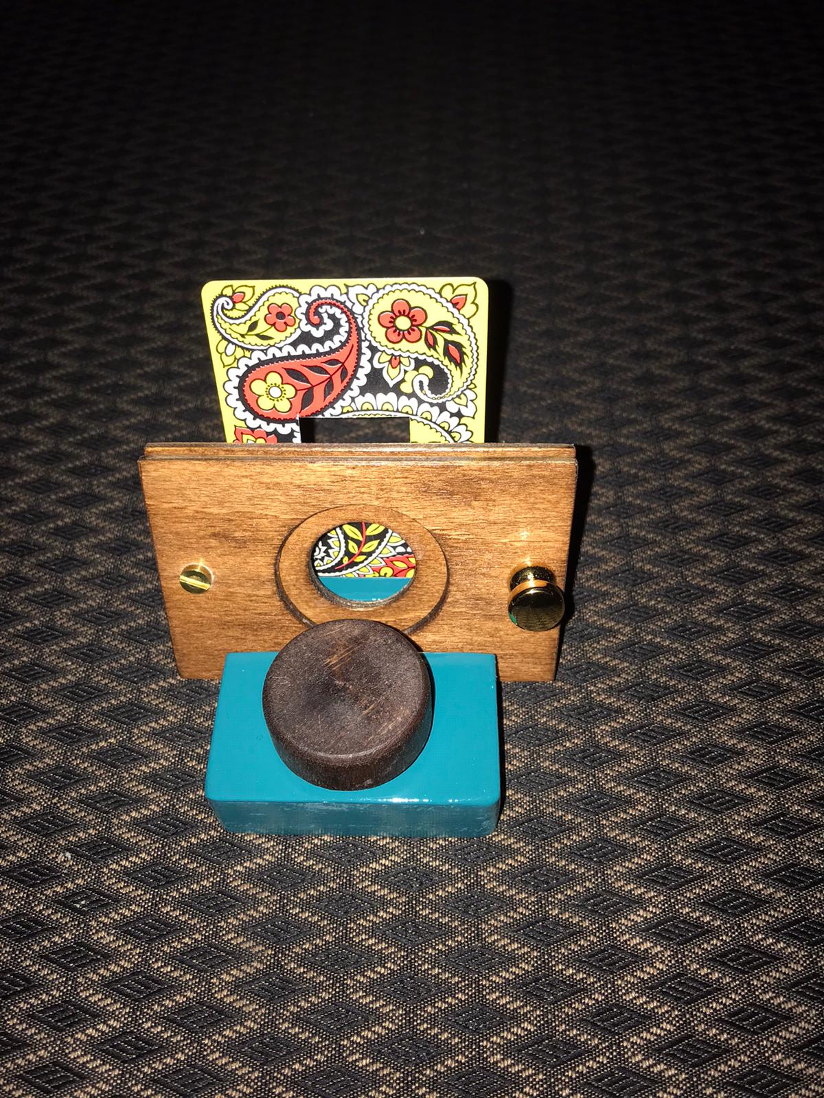 Quadratisches Loch, runder Stift von Tony Parx